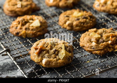 Maison malsaine des cookies avec des bretzels de chocolat avoine Banque D'Images