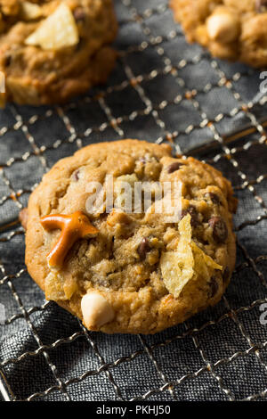 Maison malsaine des cookies avec des bretzels de chocolat avoine Banque D'Images