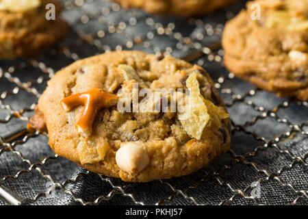 Maison malsaine des cookies avec des bretzels de chocolat avoine Banque D'Images