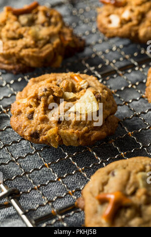Maison malsaine des cookies avec des bretzels de chocolat avoine Banque D'Images