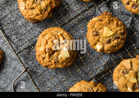 Maison malsaine des cookies avec des bretzels de chocolat avoine Banque D'Images