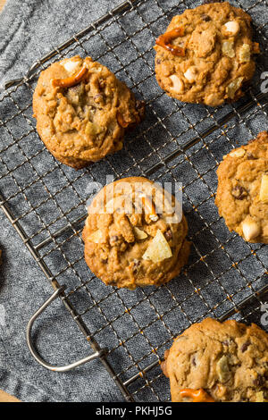Maison malsaine des cookies avec des bretzels de chocolat avoine Banque D'Images