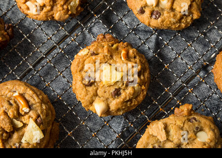 Maison malsaine des cookies avec des bretzels de chocolat avoine Banque D'Images
