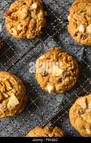 Maison malsaine des cookies avec des bretzels de chocolat avoine Banque D'Images