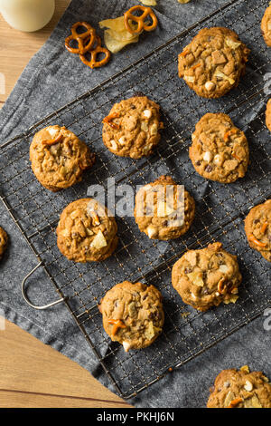 Maison malsaine des cookies avec des bretzels de chocolat avoine Banque D'Images