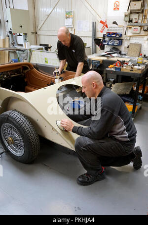 L'assemblage des ingénieurs Morgan sports voiture à l'usine de fabrication Morgan Malvern Worcestershire, Angleterre, Royaume Uni GB Banque D'Images