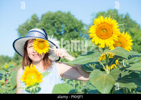 Une piscine portrait of lady holding sunflowers comme symboles d'une Banque D'Images
