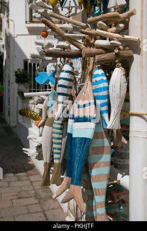 Poissons en bois artisanal en vente à l'extérieur d'un magasin. Calella de Palafrugell, Espagne. Banque D'Images