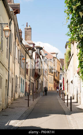 Rue étroite de maisons de la vieille ville d'Auxerre, Bourgogne, France, Europe Banque D'Images