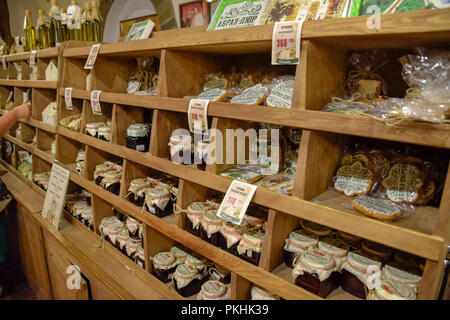 Abrau-Durso, Russie - le 22 août 2018 : d'épices et de confiture sur le comptoir du magasin de l'Abrau-Durso winery. Banque D'Images