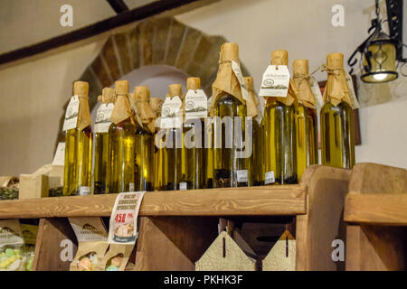 Abrau-Durso, Russie - le 22 août 2018 : l'huile d'olive parfumée est sur le comptoir. Un vin Abrau-Durso dans comptoir du magasin. Banque D'Images