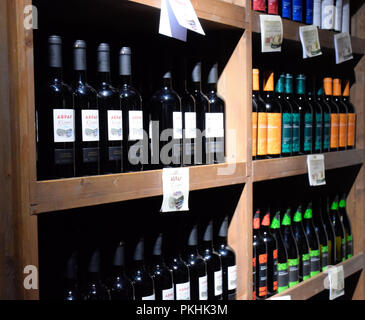 Abrau-Durso, Russie - le 22 août 2018 : Des étagères avec du vin et champagne dans la cave du magasin. Comptoir à la winery. Banque D'Images