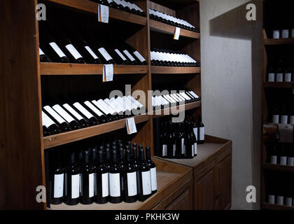 Abrau-Durso, Russie - le 22 août 2018 : Des étagères avec du vin et champagne dans la cave du magasin. Comptoir à la winery. Banque D'Images