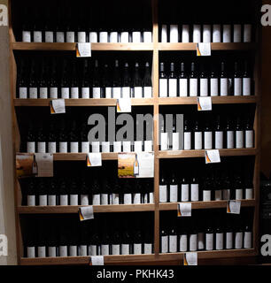Abrau-Durso, Russie - le 22 août 2018 : Des étagères avec du vin et champagne dans la cave du magasin. Comptoir à la winery. Banque D'Images