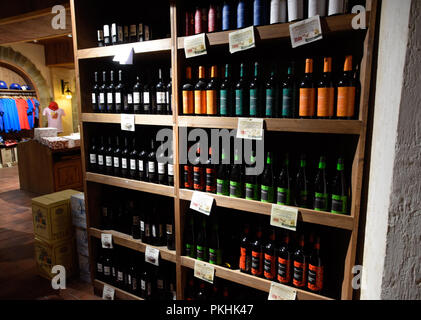 Abrau-Durso, Russie - le 22 août 2018 : Des étagères avec du vin et champagne dans la cave du magasin. Comptoir à la winery. Banque D'Images