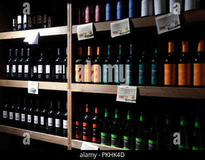 Abrau-Durso, Russie - le 22 août 2018 : Des étagères avec du vin et champagne dans la cave du magasin. Comptoir à la winery. Banque D'Images