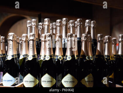 Abrau-Durso, Russie - le 22 août 2018 : bouteilles de champagne sur le comptoir. Étagères avec vin et champagne dans la cave du magasin. Comptoir à la winery Banque D'Images