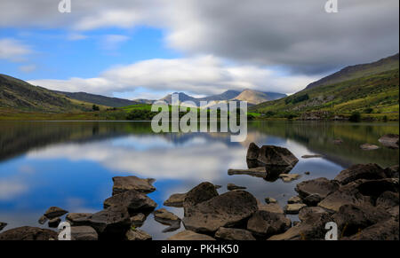 Le sommet de Snowdon avec un nuage lave-par-dessus. Le lac, Llynnau Mymbyr, reflétant la scène. Le Snowdonia (Eryri), le Pays de Galles (Cymru), Royaume-Uni. Banque D'Images