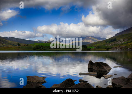Le sommet de Snowdon couverts par cloud avec le lac Llynnau Mymbyr au premier plan dans le Snowdonia (Eryri), le Pays de Galles (Cymru), Royaume-Uni. Banque D'Images