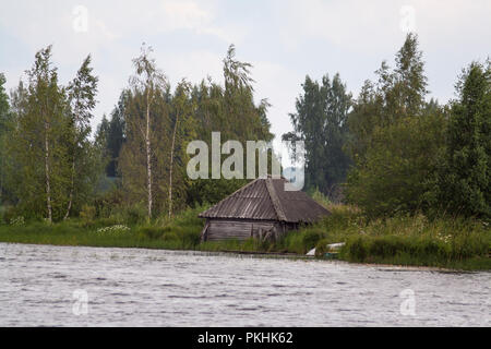 Cabane délabrée sur la rive du lac Banque D'Images