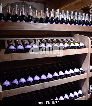 Abrau-Durso, Russie - le 22 août 2018 : Des étagères avec du vin et champagne dans la cave du magasin. Comptoir à la winery. Banque D'Images