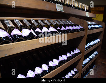 Abrau-Durso, Russie - le 22 août 2018 : Des étagères avec du vin et champagne dans la cave du magasin. Comptoir à la winery. Banque D'Images