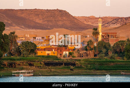 Désert de sable collines au-dessus de la ville avec la mosquée, Nil, Assouan, Egypte, Afrique du Sud Banque D'Images