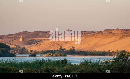 Mausolée de l'Aga Khan et falaises de sable du désert sur la Cisjordanie, Nil, Assouan, Egypte, Afrique du Sud Banque D'Images