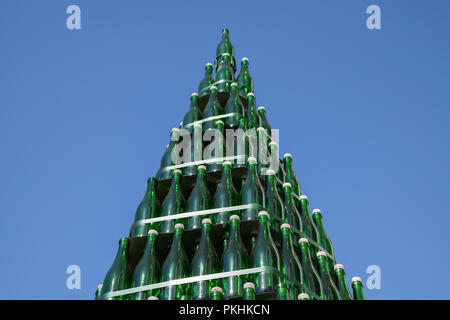 Arbre de Noël de bouteilles de champagne. Creative de bouteilles. Vider les bouteilles de champagne. Banque D'Images