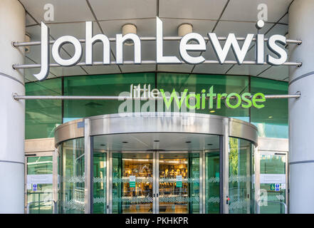 Entrée à un grand magasin John Lewis avec un petit magasin Waitrose à l'intérieur, 2018, Angleterre, Royaume-Uni Banque D'Images