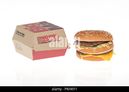 McDonald's Big Mac avec 2 100 % pur bœuf haché, sauce spéciale, laitue et fromage sur un pain aux graines de sésame avec récipient pour emporter fort Banque D'Images