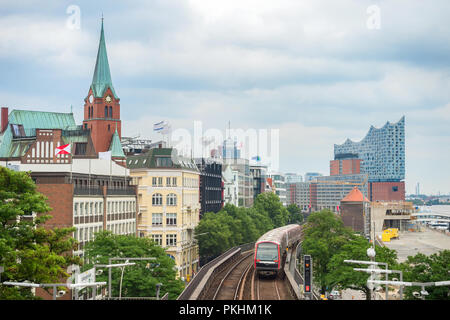 La gare de métro passant par Hambourg embankment avec tour de l'horloge et à l'arrière-plan, bâtiment Elbphilharmonie Allemagne Banque D'Images