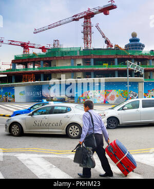 Singapour - 13 jan 2017 : sac de l'homme en face de chantier du terminal de l'aéroport de Changi. L'aéroport de Changi est au service de plus de 100 compagnies aériennes s'élève Banque D'Images