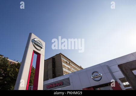 BELGRADE, SERBIE - 10 septembre 2018 : logo Nissan sur leur principal magasin concessionnaire Belgrade. Nissan est un constructeur automobile japonais et voiture, partie Banque D'Images