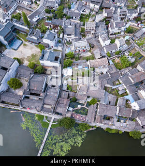 Vue aérienne sur le village de Hongcun et ses maisons environnantes à Huanggshan, province d'Anhui Banque D'Images