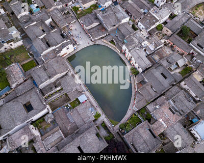 Vue aérienne sur le lac Crescent et sa maison environnante au village de Hongcun à Huangshan, province d'Anhui Banque D'Images