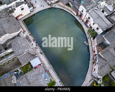 Vue aérienne sur le lac Crescent et sa maison environnante au village de Hongcun à Huangshan, province d'Anhui Banque D'Images