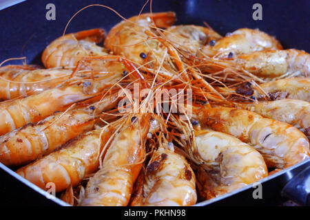 Les crevettes dans une casserole de fruits de mer Banque D'Images