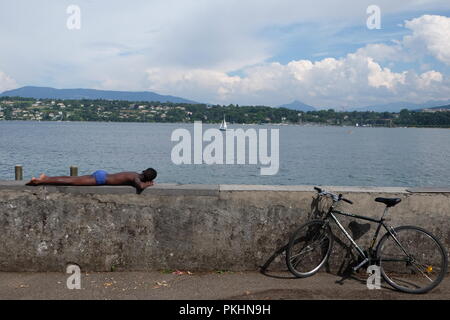 Les nageurs bénéficiant d'un été, nager dans le lac de Genève, Suisse Banque D'Images