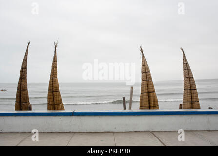 Roseau Totora (bateaux ou balsillas caballitos) sont encore activement utilisés pour la pêche sur la plage de Huanchaco. La région de Trujillo, Pérou. Jul 2018 - RF Banque D'Images