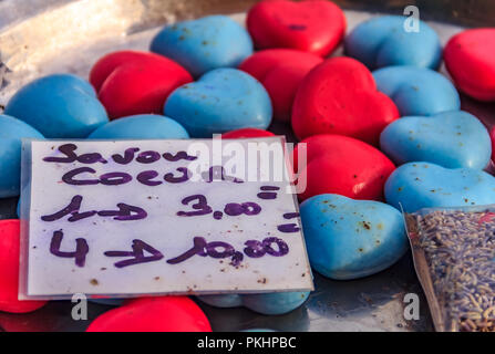 Savon artisanal naturel coloré le français en forme de cœur sur un marché dans une ville médiévale Eze Village, Provence, France Banque D'Images