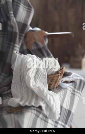 Boules de fil blanc dans un panier avec des aiguilles à tricoter automne concept Banque D'Images
