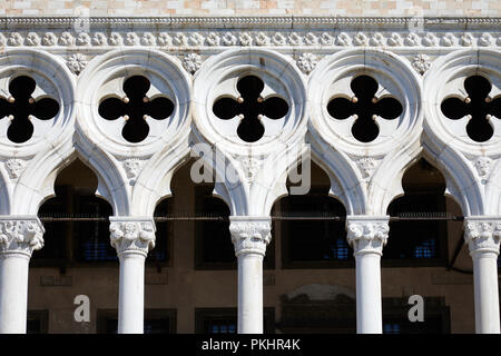 Palais des Doges la façade de l'immeuble, les colonnes et les détails de sculpture à Venise en une journée ensoleillée en Italie Banque D'Images