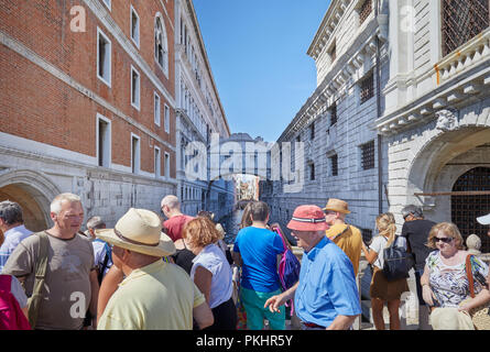 Venise, Italie - 13 août 2017 : le Pont des Soupirs et les touristes de passage à la recherche et le célèbre pont dans une journée ensoleillée à Venise, Italie Banque D'Images