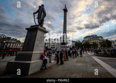 Trafalgar Square au crépuscule, en soirée, avec des gens se relaxant. Londres, Royaume-Uni. Colonne Nelson Banque D'Images