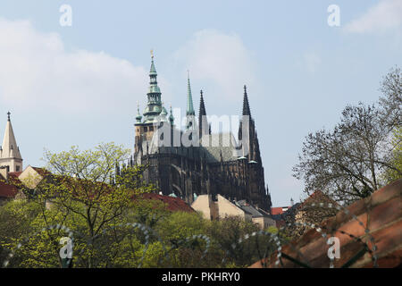 Vue sur la cathédrale Saint-Guy de derrière la clôture. Caractéristique dominante de la ville de Prague. Avec ciel bleu et quelques nuages Banque D'Images