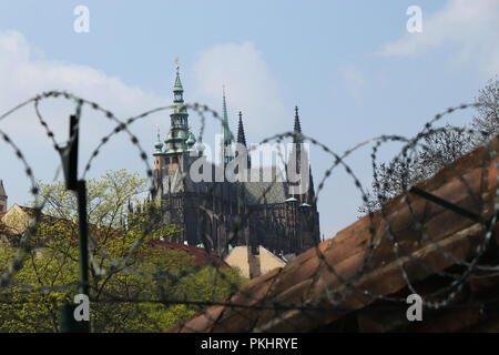 Vue sur la cathédrale Saint-Guy de derrière les barbelés à Prague en République tchèque. Ciel bleu et chaude journée. Regardez de clôture derrière Banque D'Images