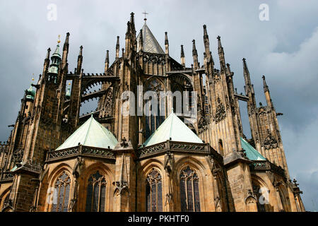 République tchèque. Prague. La cathédrale Saint-Guy. De style gothique, 14e siècle. Vue de l'extérieur de l'abside, avec ses arcs-boutants et les pinacles. Détails architecturaux. Château complexe. Quartier Hradcany. Banque D'Images