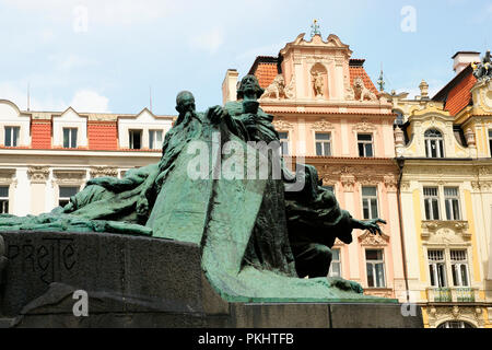 République tchèque. Prague. Place de la vieille ville. Mémorial de Jan Hus, réformateur et redecessor Protestatism à (1369-1415). Groupe de sculptures conçues par Ladislav Saloun (1870-1946), 1901-1915. Détail. Période Art Nouveau. Banque D'Images