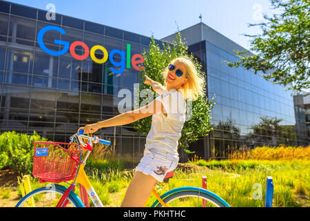 Mountain View, Californie, USA - 13 août 2018 : sur Google Google pointant vélo signe à Googleplex bâtiment du Siège. Une jeune fille se rendant sur le site web de l'entreprise leader dans la Silicon Valley Banque D'Images